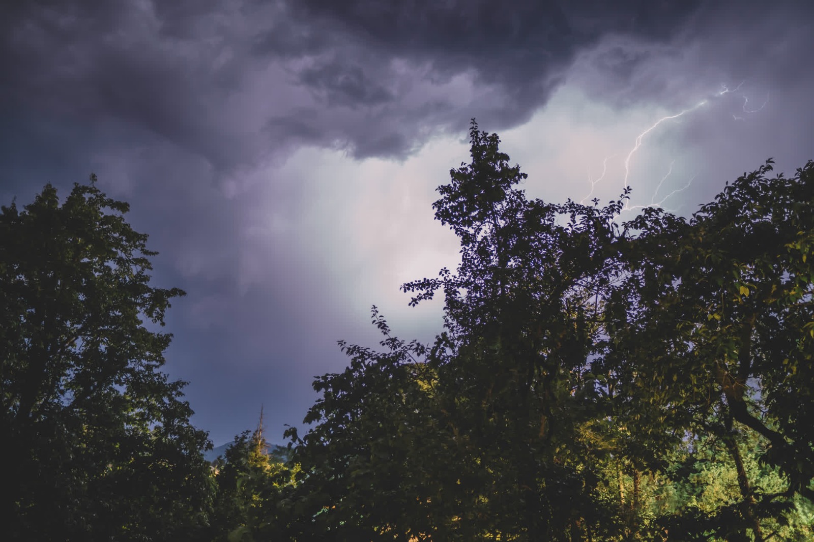 Previsão do tempo indica temporais em duas regiões hoje; veja quais