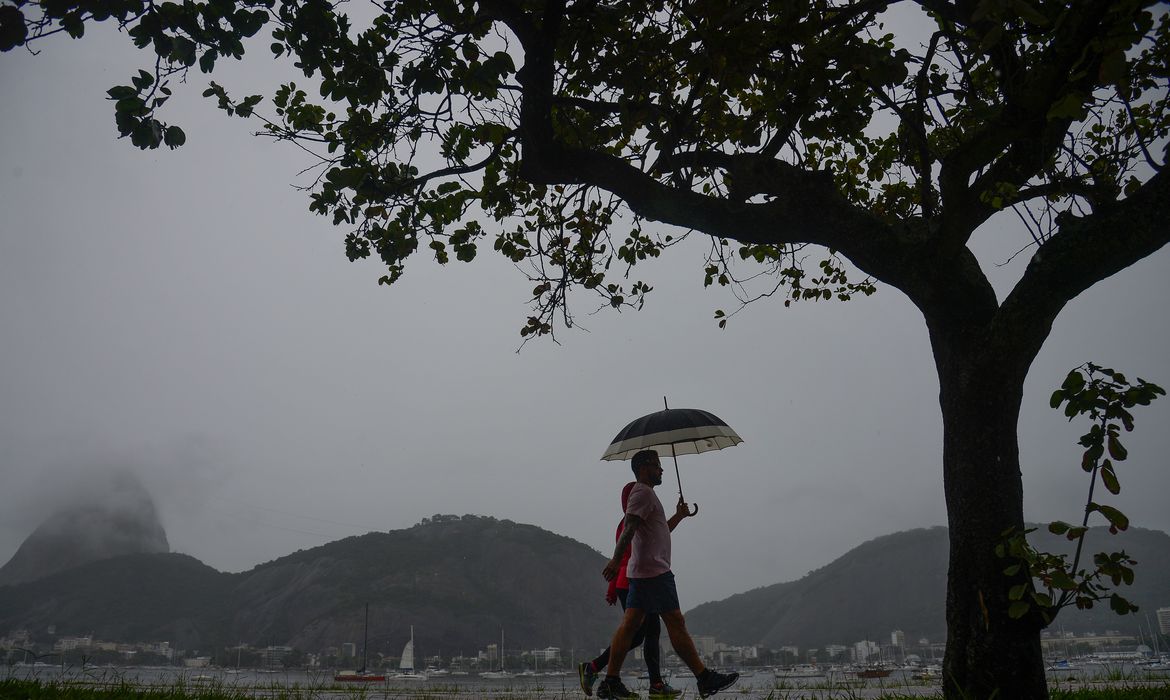 Chuva com trovoadas e muito calor: veja a previsão para hoje